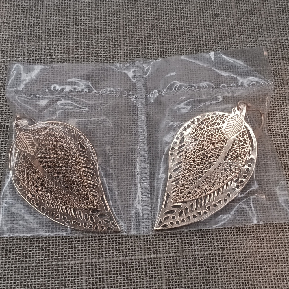 Avon Gold Tone Double Leaf Dangle Pierced Earrings